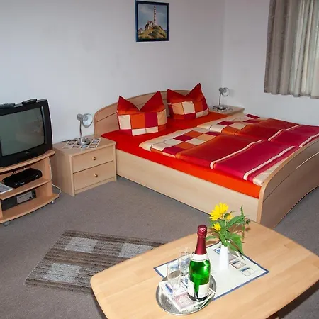 Doppelzimmer-mit-gemeinschaftsbad-fuer-2-personen-auf-ruegen-h3zi1